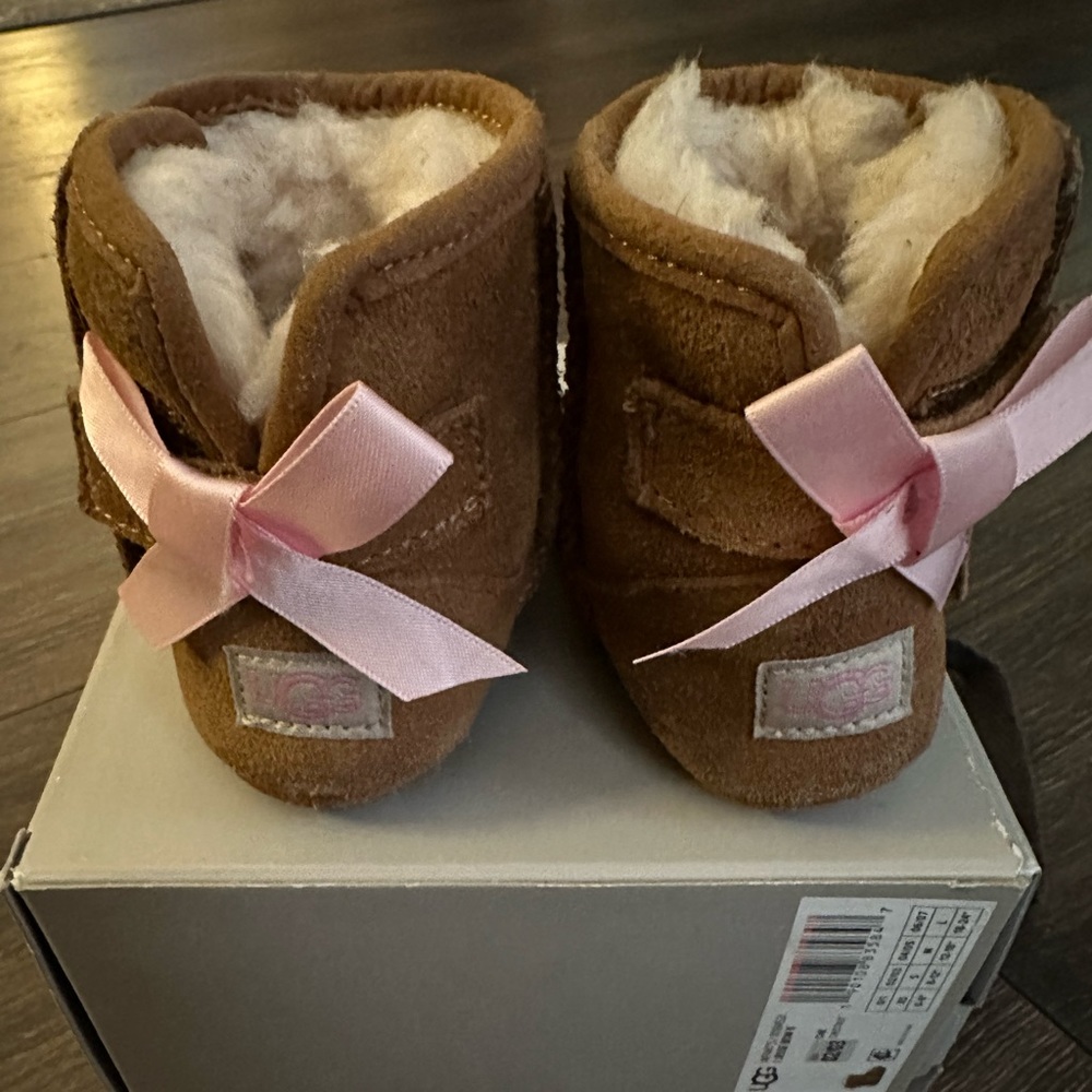 Ugg Jesse Bow II for infants (6-12 months) Super Cute & Gently Used 🎀